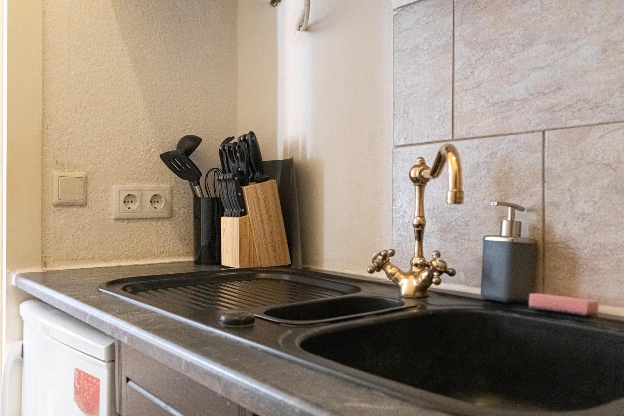 Apartment Stylish 2br, Perfect Location & Well Connected *