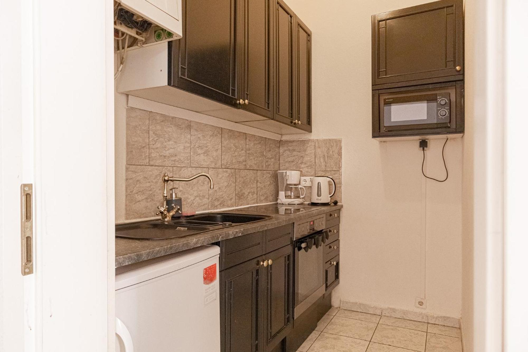 Apartment Stylish 2br, Perfect Location & Well Connected *